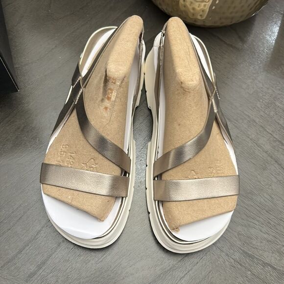 Naturalize Warm Silver Jubalee Sandal - Picture 8 of 9